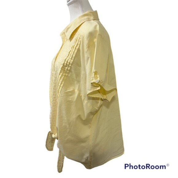 Dressbarn Light Yellow Pleated Eyelet Embroidered Tie Front Top Size 2X - Picture 2 of 12
